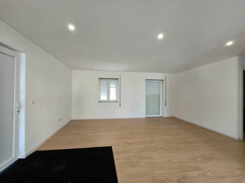 Andar Moradia T3 Renovado ! Área Exterior Privativa | Entrada Independente ! Valbom