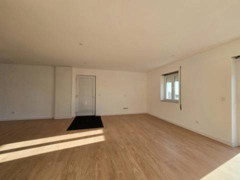 Andar Moradia T3 Renovado ! Área Exterior Privativa | Entrada Independente ! Valbom
