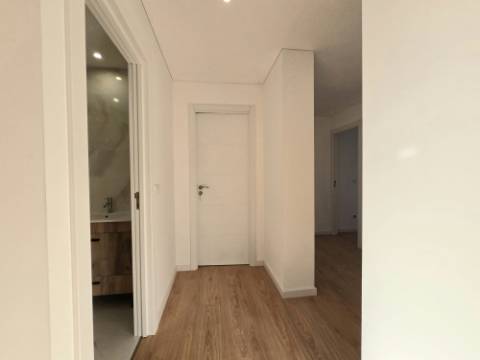 Andar Moradia T3 Renovado ! Área Exterior Privativa | Entrada Independente ! Valbom