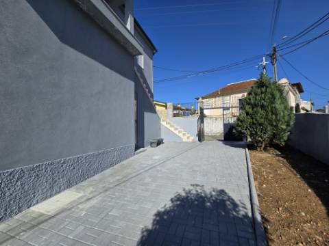 Andar Moradia T3 Renovado ! Área Exterior Privativa | Entrada Independente ! Valbom