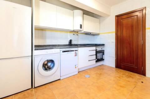 Apartamento T2 à Zona Industrial Portelinha