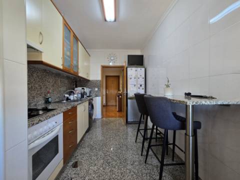 T2 Próximo ao Metro | Garagem Box | Vilar de Andorinho