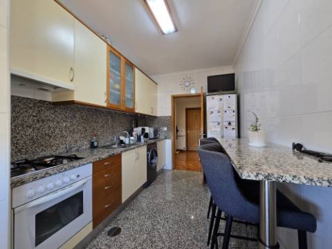 T2 Próximo ao Metro | Garagem Box | Vilar de Andorinho