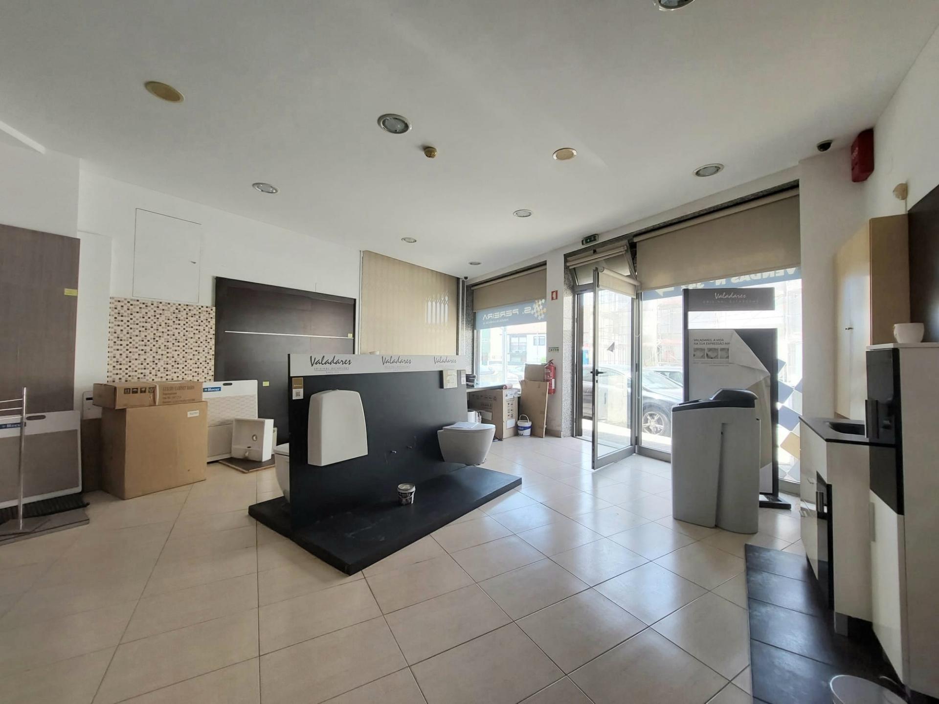 Loja de Rua Com Montra (121.50m2)