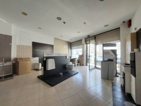 Loja de Rua Com Montra (121.50m2)