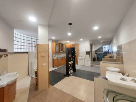 Loja de Rua Com Montra (121.50m2)