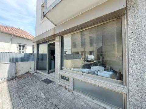 Loja de Rua Com Montra (121.50m2)