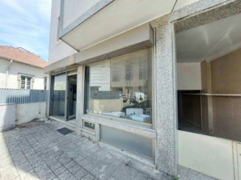 Loja de Rua Com Montra (121.50m2)