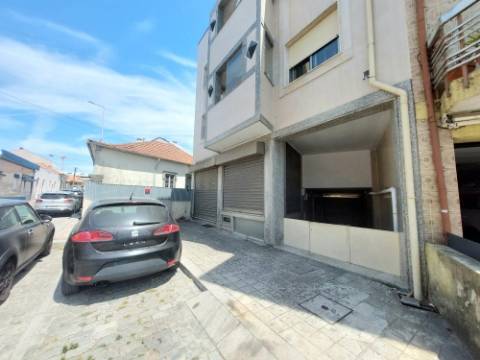 Loja de Rua Com Montra (121.50m2)