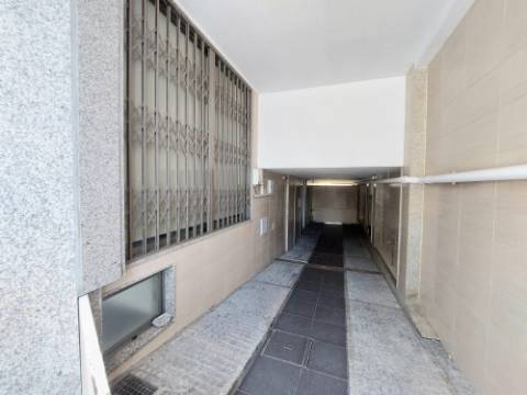 Loja de Rua Com Montra (121.50m2)