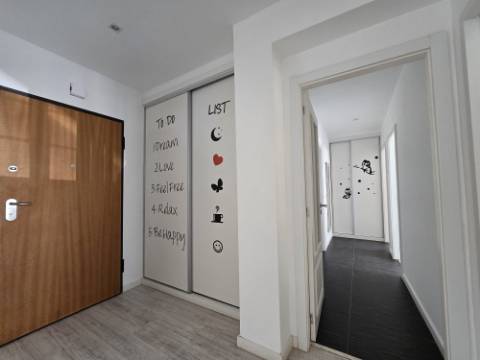T2 Renovado | Lugar de Garagem | Valbom
