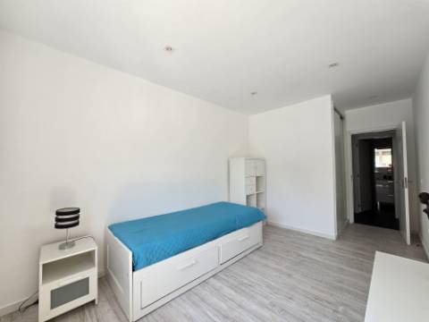 T2 Renovado | Lugar de Garagem | Valbom