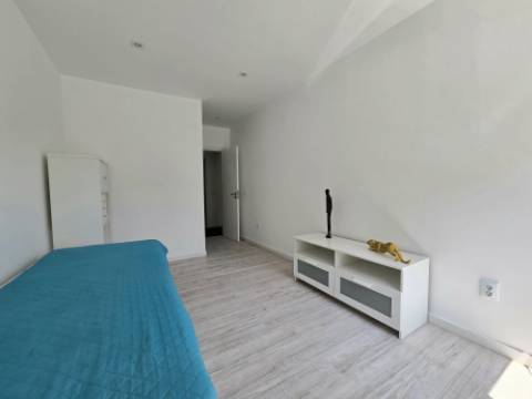 T2 Renovado | Lugar de Garagem | Valbom