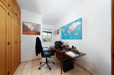 Magnífica casa térrea num ambiente verdejante em Bensafrim