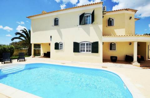 Moradia convertida em Hostel, Albufeira - Conforto e Tranquilidade no Coração do Algarve