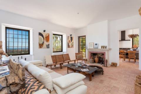Linda moradia renovada com 4 quartos e piscina