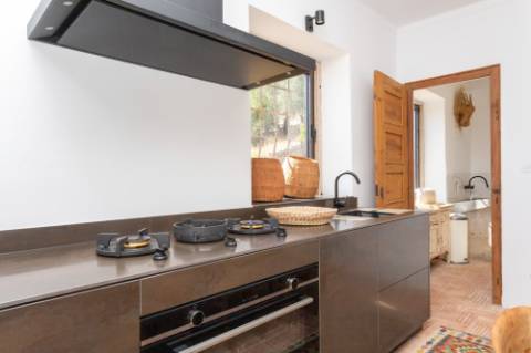 Linda moradia renovada com 4 quartos e piscina