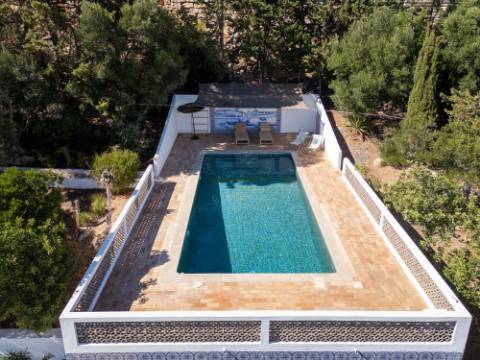 Linda moradia renovada com 4 quartos e piscina