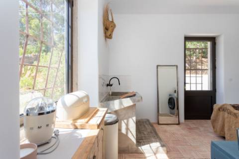 Linda moradia renovada com 4 quartos e piscina