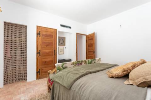 Linda moradia renovada com 4 quartos e piscina
