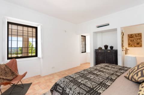 Linda moradia renovada com 4 quartos e piscina