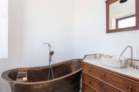 Linda moradia renovada com 4 quartos e piscina