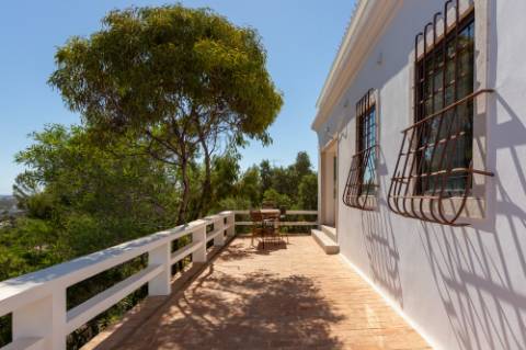 Linda moradia renovada com 4 quartos e piscina