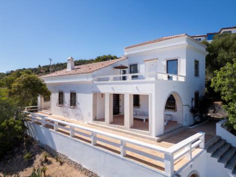 Linda moradia renovada com 4 quartos e piscina
