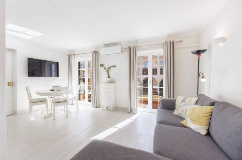 Apartamento T2 com amplo terraço na cobertura e vistas para o mar e golfe
