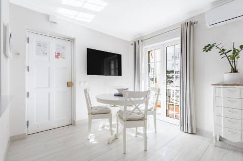 Apartamento T2 com amplo terraço na cobertura e vistas para o mar e golfe
