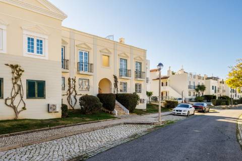 Apartamento T2 com amplo terraço na cobertura e vistas para o mar e golfe