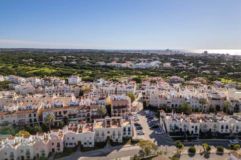 Apartamento T2 com amplo terraço na cobertura e vistas para o mar e golfe