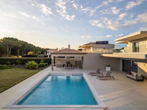 Moradia com piscina e vista para o golfe, num complexo prestigiado e seguro