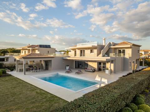 Moradia com piscina e vista para o golfe, num complexo prestigiado e seguro