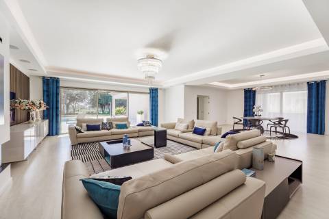 Moradia com piscina e vista para o golfe, num complexo prestigiado e seguro