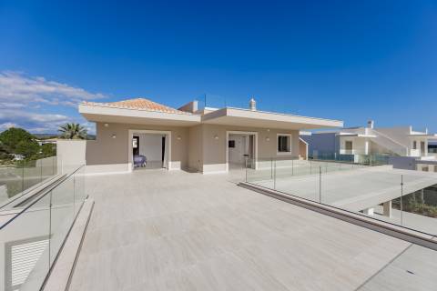 Moradia com piscina e vista para o golfe, num complexo prestigiado e seguro