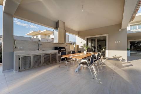Moradia com piscina e vista para o golfe, num complexo prestigiado e seguro