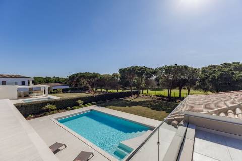 Moradia com piscina e vista para o golfe, num complexo prestigiado e seguro