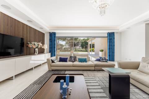 Moradia com piscina e vista para o golfe, num complexo prestigiado e seguro