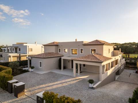 Moradia com piscina e vista para o golfe, num complexo prestigiado e seguro