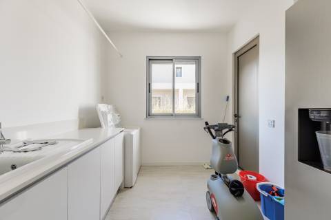 Moradia com piscina e vista para o golfe, num complexo prestigiado e seguro