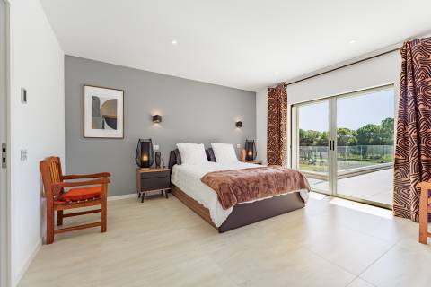 Moradia com piscina e vista para o golfe, num complexo prestigiado e seguro