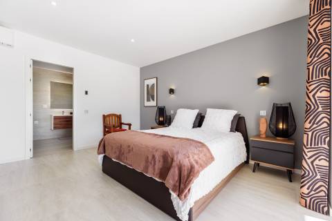 Moradia com piscina e vista para o golfe, num complexo prestigiado e seguro