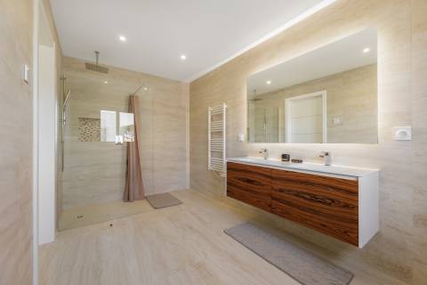 Moradia com piscina e vista para o golfe, num complexo prestigiado e seguro