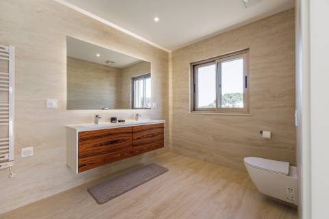 Moradia com piscina e vista para o golfe, num complexo prestigiado e seguro