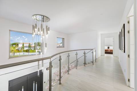 Moradia com piscina e vista para o golfe, num complexo prestigiado e seguro