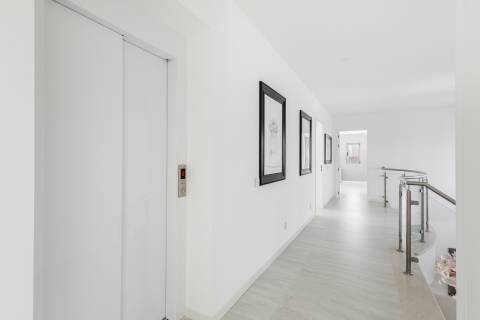 Moradia com piscina e vista para o golfe, num complexo prestigiado e seguro