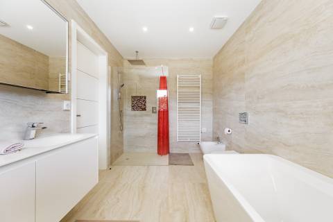 Moradia com piscina e vista para o golfe, num complexo prestigiado e seguro