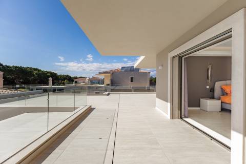 Moradia com piscina e vista para o golfe, num complexo prestigiado e seguro
