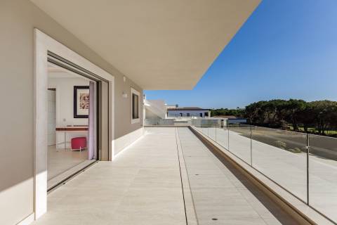 Moradia com piscina e vista para o golfe, num complexo prestigiado e seguro